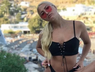 Η Ιωάννα Τούνη ποζάρει με την «δίδυμη αδερφή» της και αποκαλύπτει τα ψεγάδια του κορμιού της! (φώτο)